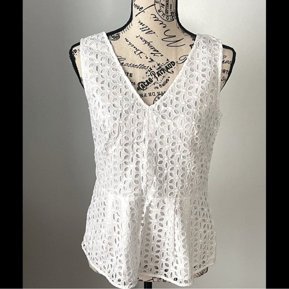 NWT ANN TAYLOR eyelet peplum sleeveless v neck blouse. Side zipper , 4P White